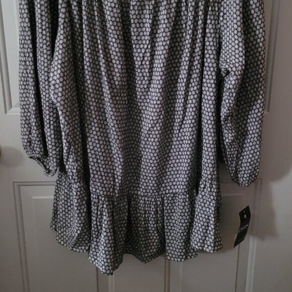 NWT's Chaps Navy & White Daisy Floral Peasant Top with Ruffled Bottom Size 2X - Picture 3 of 8